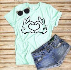 Adult Disney Shirts, Food Disney, Disneyland Family, Mickey Hands, Jersey Tshirt, Diy Disney Shirts, Mode Kimono