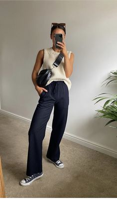 Casual Summer Outfits Cargo Pants, Trendy Therapist Outfits, Tech Company Office Outfits, Black T Shirt Work Outfit, Dark Hair Outfits Summer, Professional Outfits Gen Z, Tom Boy Chic Style Inspiration, Cropped Linen Shirt Outfit, Relaxed Pants Women Outfit