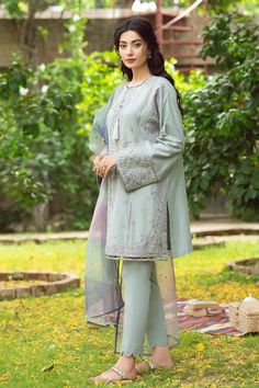 Lawn Kameez And Cambric Trouser Pakistani Eid Dress Eid Dress, Pakistani Designer Clothes, Organza Sleeves, Eid Dresses, Embroidered Organza, Luxury Wear, Pakistani Suits, Pakistani Designers, Suit Fabric