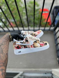 Custom Flower Print Air Force 1. - Kiaun's Customs LLC Drip Fits, Air Force Shoes, Custom Painted Shoes, Nike Boots, Trendy Shoes Sneakers, Custom Kicks, Pretty Shoes Sneakers, Custom Nike Shoes, Jordans Women