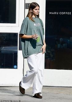 Baggy Shirt Outfit Women, T Shirt Aesthetic Outfits, Tee Shirt And Shorts Outfit, Oversized T Shirt Outfit Women, Oversize Tee Outfit, Baggy T Shirt Outfit, Baggy Tee Outfit, Oversized Tee And Shorts, Styling Oversized Tshirt