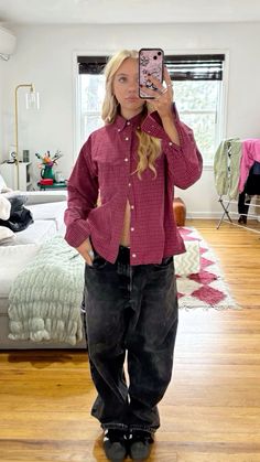 Plaid Button Up Shirt Outfit Women, Skater Baggy Outfits, Fall Outfits Aesthetic 2024, Button Up Fall Outfit, Winter Fits 2024, Winter Outfits Baggy, Oversized Button Up Outfit, Insta Outfit Ideas, Baggy Jeans Outfit Winter