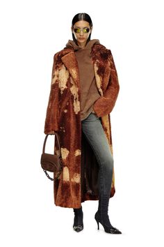 Stay cozy and stylish with this long coat in treated teddy fleece in brown. Perfect for chilly days, this chic coat combines warmth with a timeless design. A must-have outerwear piece for your fall and winter wardrobe! Long Brown Coat, Brown Tie, Wardrobe Edit, City Dress, Brown Coat, Summer Beach Wear, Exclusive Fashion, Long Coat, Jacket Tops