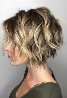 61 Cute Short Bob Haircuts: Short Bob Hairstyles for Every Face Shape Razor Bob Haircut Choppy Layers, Short Hair 2023 Trends Women, Razored Bob Haircut Choppy Layers, Short Messy Bob Choppy Layers, Short Messy Haircuts, Razored Bob, Wavy Bob Long, Chunky Blonde Highlights, Faded Nails