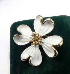 "Vintage gold tone and white enamel flower pin brooch, In good vintage condition. It's 1\"1/4. Thanks." Elegant White Enamel Pin, Vintage White Pins For Anniversary, White Flower Enamel Pin For Wedding, White Enamel Brooch Jewelry, Spring Gold Brooch Jewelry, Formal White Enamel Pin Brooch, Spring Gold Jewelry Brooch, Spring Season Gold Brooch Jewelry, Formal White Enamel Pin