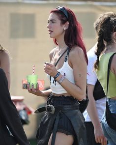 Dua Lipa Festival Outfit, Dua Lipa Fashion Style, Dua Lipa Style 2024, Dua Lipa Glastonbury, Dua Lipa Festival, Dis Lipa, Dua Lipa Outfits, Dua Lipa Looks, Dua Lipa Outfit