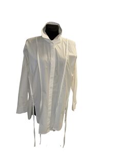 Women's shirt for multiple occasions. 100% cotton. Color white. Sizes M, L. Discover the elegance and creative elements of our exquisite women's blouse - a timeless fashion piece that perfectly combines style and comfort. Made from high-quality, breathable cotton. The blouse offers a luxurious feel that lasts all day long. The classic collar gives the shirt a sophisticated touch, while the carefully placed buttons create a chic and feminine look. Whether in the office or in your free time - this Modern Summer Office Wear Blouse, Modern Summer Office Blouse, Modern Summer Office Shirt, White Cotton Dress Shirt For Work, Modern Office Shirt For Spring, White Summer Shirt For Office Wear, White Office Lady Tops For Work, White Shirt For Office Wear In Summer, White Summer Office Wear Shirt