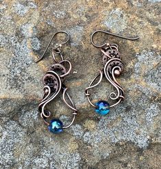 Hypoallergenic Swirling Copper and Blue Electroplated Quartz Earrings with Niobium Ear Wires. Kreativne Ideje, Kelly Jones, Copper And Blue, Wired Jewelry, Jewelry Magic, Work Earrings, Wire Wrap Jewelry Designs, Wire Jewelry Making, Wire Wrap Jewelry