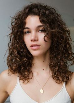 It may make more sense to stay at home and give yourself the "microdermabrasion" of your life — right in the comfort of your own bathroom. Below Shoulder Length Hair, Pauline Hoarau, Casual Curls, Shoulder Length Hair With Bangs, Hairstyles Diy, Model Profile, Layered Curly Hair, Hairstyles Tutorial