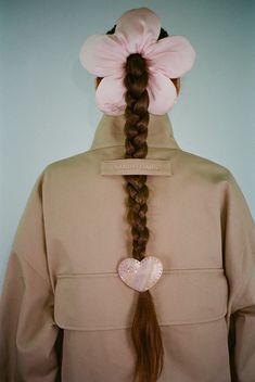 SANDY LIANG Pelo Editorial, Flower Scrunchie, Mode Pop, Nyc Fits, Monthly Payments, Vlasové Trendy, Sandy Liang, Ballet Pink, 가을 패션