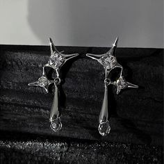 Shine bright with these Diamond Starburst Dangle Earrings! Made with white gold(Rhodium)plated vermeil and sterling silver posts, these Chunky star earrings will elevate your style game and add a touch of glamour to any outfit! Stones are Crystals. Elegant Silver Earrings With Star Charm, Silver Starburst Earrings For Party, Silver Star Charm Earrings For Party, Diamond Star Earrings, Pattern Ring, Funky Jewelry, Belly Rings, Water Drops, Star Earrings