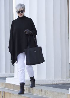 Black And White Outfit Ideas, Mode Over 50, Style At A Certain Age, Over 60 Fashion, Older Women Fashion, Women Fashion Edgy, Ageless Style, Black And White Style, 60 Fashion