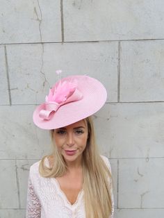 This hat is perfect for special occasions. Featuring disc detailing. This comes on a headband to hold into place. It can also have a comb added for extra security.  . Many more items like this are available in our shop! Fascinator Wedding, Hat Fascinator, Ladies Day, Hat Fashion, Fascinator, Wedding Guest, Comb, Blush Pink, Caps Hats