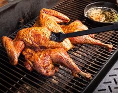 Check out this delicious recipe for Spatchcock Turkey  from Weber—the world's number one authority in grilling. Whole Chicken Wings, Easy Bbq Recipes, Grilled Wings, Cooking Whole Chicken, Grilled Chicken Wings, Cheesy Chicken Broccoli, Ground Chicken Recipes, Diner Recept