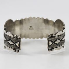 Bracelet manchette en argent sterling avec appliques et motifs déposés à la main.

 Largeur du brassard de 1,25 po
 Mesure intérieure de 6,875 pouces, plus ouverture de 1,125 pouces
 (Circonférence totale de 8" - XXXL) Sterling Silver Cuff Bracelet, Sterling Silver Cuff, Silver Cuff Bracelet, Silver Cuff, Appliques, Cuff Bracelet, Cuff, Turquoise, Bracelet