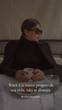 a woman sitting at a table with a cup of coffee in front of her and the words vice e o maior projeto da sua, via na no se distria