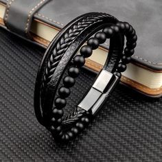 Aquí hay una pulsera de cuero multicapa estética en color negro. Imprescindibles en su colección de brazaletes, estos elegantes brazaletes de cuero son perfectos para su uso diario, por lo que son duraderos y modernos al mismo tiempo. Con materiales de calidad, y estos esposas son cómodos de usar y fáciles de mantener. Género: Unisex Estilo: Casual/Ropa de calle Material: Cuero Longitud: 6 pulgadas, 7 pulgadas, 8 pulgadas, 8,6 pulgadas Leather Bracelet With Black Band, Leather Bracelet With Black Band As Fashion Accessory, Black Band Leather Bracelet, Trendy Black Leather Bracelet, Trendy Black Bracelets As Fashion Accessory, Trendy Black Bracelets, Casual Black Beaded Bracelets, Black Faux Leather Jewelry As Fashion Accessory, Trendy Black Metal Beaded Bracelets