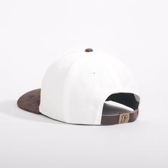 Chapeau structuré à 6 panneaux

 Applique en feutre FG

 Visière en coton/suédine

 Bracelet en cuir à l'arrière

 Fermoir F en laiton Dos Adjustable Six-panel Brown Baseball Cap, Brown Adjustable Six-panel Baseball Cap, Brown Flat Brim Baseball Cap One Size, Brown Flat Brim Baseball Cap, One Size Fits Most, Adjustable White Flat Cap, White Flat Cap For Outdoor, Outdoor White Flat Cap, Adjustable Brown Flat Brim Dad Hat, Brown Flat Brim Dad Hat