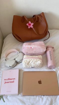 Pretty Bags For School, Whats In My Bag For School, School Bag Aesthetic, Everyday Bag Essentials, Uni Bag, School Bag Essentials, School Kit, Inside My Bag, Pink Lifestyle