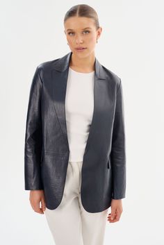 Laissez-vous séduire par l'élégance intemporelle du blazer en cuir QUIRINA, un ajout essentiel à toute garde-robe distinguée. Conçu avec un col à pointe et orné de poches à rabat classiques, ce blazer dégage sophistication et polyvalence. Sa construction non doublée garantit une sensation de légèreté, idéale pour traverser les saisons de transition avec aisance. Associez-le facilement avec un jean et un tee-shirt pour un ensemble discret mais chic, ou adoptez une allure professionnelle raffinée Sleek Structured Blazer For Semi-formal Occasions, Luxury Tailored Leather Jacket For Semi-formal Occasions, Classic Leather Blazer For Semi-formal Occasions, Chic Blazer With Suit Collar For Office, Chic Office Blazer With Suit Collar, Elegant Single-breasted Blazer For Office, Luxury Leather Jacket For Work, Semi-formal Structured Blazer With Hidden Button Closure, Chic Formal Suits With Pressed Crease