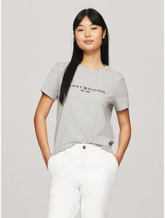 Tommy Hilfiger women's T-shirt. Made from pure cotton and embroidered with our classic Tommy logo, our tee is a soft, comfortable layer.  Material: 100% Regenerative Cotton. Mum Style, Pink Glamour, Tommy Hilfiger Store, Mum Fashion, Tommy Hilfiger Women, Logo T Shirt, Tshirt Logo, Pure Cotton, Sweater Top