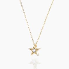 A necklace that adds the shine of the diamond to the star motif. Focus on three -dimensional effects and shapes so that it does not become too sweet and make the chest gorgeous. Star Motif, Beautiful Curves, Jewelry Branding, Three Dimensional, Natural Diamonds, Ring Size, Yellow Gold