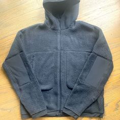 Never Worn. Super Cozy Fall Fleece-lined Jacket For Streetwear, Fleece-lined Jacket For Fall Streetwear, Fall Streetwear Fleece Jacket With Fleece Lining, Fleece Hooded Jacket For Cold Weather, Techwear Fleece Hooded Jacket With Pockets, Cold Weather Fleece Jacket With Fleece Lining, Solid Color Fleece Jacket For Fall Streetwear, Fall Streetwear Solid Color Fleece Jacket, Casual Insulated Fleece Jacket For Outdoor