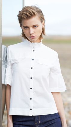 Chemise femme blanche manches courtes à volants plissés. col montant, fausse poche plaquée sur la poitrine, boutons devant. Collection printemps - été 2020. Cop.copine : marque française de prêt-à-porter femme  accessoires de mode.  White short-sleeved women's shirt with pleated frills. Ruffled stand-up collar, fake patch pocket. Spring - summer 2020 collection. Cop.copine: French brand women's ready-to-wear  fashion accessories. Collar Kurti Design, Collar Kurti, White Closet, White Short, Kurti Designs, Fashion Tops, White Shirt, Women's Shirt