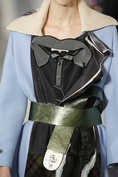 See detail photos for Maison Margiela Fall 2016 Ready-to-Wear collection. Detail Photos, Quirky Fashion, Avant Garde Fashion, Clothing Details, Fall 2016, Fashion 2017