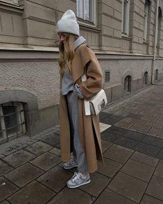 Grey Sneakers Outfit, Nike Blazers Outfit, Looks Party, Legging Outfits, Sneakers Outfit, Grey Pants, Autumn Outfit