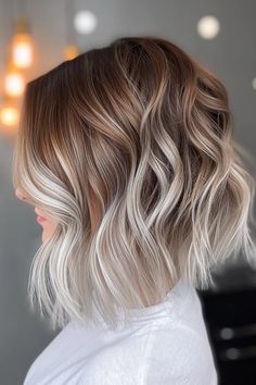 Balayage Kurze Haare: 61+ frische Ideen - hairtastic.de Blonde Short Balayage Hair, Baylage Blonde Short Hair, Blonde Balayage On Brown Hair Short, Short Balayage Hair Blonde, Bronde Balayage Bob, Pixie Balayage, Dark Brown To Blonde Balayage, Ombre Hair Short, Balayage On Short Hair