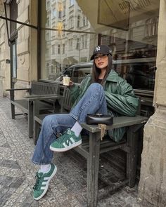 Samba Green Outfit, Ferxxocalipsis Outfit, Outfits Con Jeans Y Tenis, Green Samba Outfit, Green Sneakers Outfit, Green Shoes Outfit, Cozy Rainy Day Outfit, Adidas Samba Women, Adidas Samba Outfits