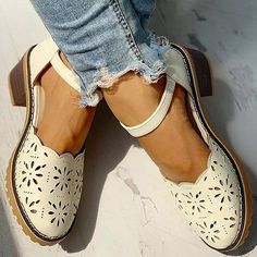 Buckle Heels, Shoes Trends, Heels Chunky, Ootd Outfits, Buckled Heels, Inspiration Mode, Mode Inspiration, Cute Shoes, Summer Shoes