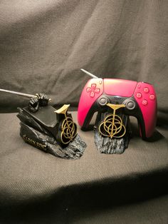 A design of my own command display, it has been very well received since the first day I made the first one, it has a sword that goes into the fists, and can be removed whenever you want. Minimalist but beautiful, 3d printed and hand painted. Elden Ring Merch, Eldin Ring, Controller Stand, Ps5 Controller, Super Secret, Elden Ring, Funny Laugh, 3d Printed, Art Collection