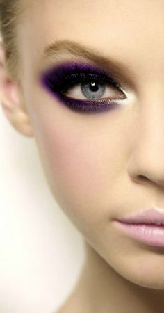 Love the pure purple pigment mixed with navy blue  shadow on the lid. A hint of silver to the inner eye creates a lux finish. Tracy Marie-TBBD Extreme Make-up, Make Up Gold, Blonde Makeup, Gold Makeup, Gold Eyes