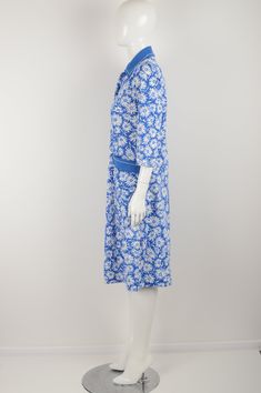 Vintage 70s DIOLEN blue white midi dress. Flower floral print dress. Short sleeve dress. Button down shirtdress. Fabric is a little bit stretchy. Size Medium / Large. ✰✰ GARMENT DETAILS: ~ Brand: DIOLEN ~ Made in: --- ~ Fashion era: 70s ~ Fabric: 100 % Polyester ~ Color: blue / white ~ Condition: very good vintage condition ~ Vintage tag size: 21 ~ Estimated (fits) size: MEDIUM / LARGE *see measurements to see how it will fit you. ✰✰ 📏MEASUREMENTS: Measurements - taken from seam to seam while t Vintage Printed Midi Dress For Spring, Button-up Cotton Floral Print Dress, Cotton Button-up Dress With Floral Print, Cotton Floral Print Button-up Dress, Printed Collared Day Dresses, Fitted Floral Print Shirt Dress For Daywear, Collared Printed Dresses For Daywear, Printed Collared Dress For Daywear, Fitted Collared Midi Dress With Floral Print