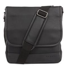 Sac messager en cuir végétalien de la collection Gin & Twill de Bugatti. Ce sac messager souple comporte une section rembourrée pour votre ordinateur portable jusqu'à 14 pouces. Ce sac bandoulière léger et tendance dispose également d'une poche arrière pour un accès rapide à vos objets essentiels tels que votre téléphone ou vos clés et d'une bandoulière réglable. Pratique et bien pensé !

Fabriqué en cuir végétalien texturé
Rabat avec fermeture magnétique
Poche zippée sous le rabat
Organisateur Vegan Leather Backpack, Leather Duffle Bag, Leather Duffle, Leather Messenger Bag, Leather Messenger, Everyday Bag, Bugatti, Leather Crossbody Bag, Bag Making