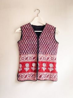 Amazing vintage seventies handmade waistcoat from India. Made of very soft cotton material, with block print in purple and red colors. Very delicate piece! In a very good vintage condition for its age, no stains and no flaws. Just some little signs of use. Bohemian style. Please be aware that this is a small size. Size XXS or XS. size XXS / XS - measured flat - shoulder to shoulder: 34cm armpit to armpit: 41cm length: 54cm Please compare it with a garment you already own to be sure <3 Thank you Purple Cotton Sleeveless Vest, Purple Sleeveless Cotton Vest, 1970s Blouse, Embroidered Collars, Cotton Gifts, Caftan Dress, Mohair Wool, Vest Outfits, Boho Stil