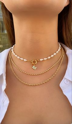 Layering de tres collares. Collar dorado de bolitas, collar dorado de cadena, collar de perlas con dije de inicial personalizable. Simple Elegant Jewelry, Layering Ideas, Jewelry Closet, Homemade Jewelry, Initial Jewelry, Bracelets Handmade Beaded, Silver Jewelry Handmade, Diy Crafts Jewelry