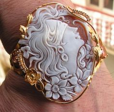 BEAUTIFUL BRACELET SHELL CAMEO , GENUINE  measure Bracelet 19Cm  Will be delivered IN A BOX TO GIFT IN MY INSEZIONI ONLY THE ORIGINAL hand BELLISSIMO BRACCIALE CONCHIGLIA CAMEO, ORIGINALE misura Bracciale 19Cm Verrà consegnato IN UNA SCATOLA DA REGALARE NELLE MIE INSEZIONI SOLO LA MANO ORIGINALE Antique White Bracelet Jewelry, White Antique Bracelet Jewelry, White Antique Bracelet, Collectible White Bracelet Jewelry, Intaglio Bangle Jewelry As A Gift, Intaglio Bangle Bracelets As A Gift, Antique Intaglio Bracelets As A Gift, Intaglio Bangle Bracelet As Gift, White Carved Bracelet Jewelry