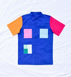 🟦COLORBLOCK SHIRT🟨 Customized work shirt: I unstitched the sleeves and pockets to replace them with colorful cotton fabrics 🌈 Second hand item * Unisex model ⚡ UNIQUE PIECE 📏 Size S/M 🌱 100% cotton 🧵 Completely serged inside out FLAT MEASUREMENTS: - Total length = 78 cm - Sleeve length = 62 cm - Shoulders = 48.5 cm - Chest = 51 cm - Belly = 55 cm 🧼 MAINTENANCE: Wash at 30oC. Natural drying. Do not wring. Iron at low temperature. 📮 Postage with tracking Collared Cotton Tops With Contrast Color, Cotton Collared Tops With Contrast Color, Blue Collared Shirt With Patchwork, Blue Patchwork Short Sleeve Top, Summer Patchwork Shirt For Work, Multicolor Long Sleeve Shirt With Contrast Color, Summer Patchwork Shirt For Workwear, Summer Patchwork Workwear Shirt, Collared Cotton Top With Color Matching