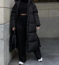 Long Puffer Coat Street Style, Puffer Coat Street Style, Winter Comfy Outfits, Black Outfit Ideas