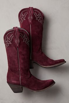 Impeccably styled and sumptuously soft, the Fairfield cowboy boots are as comfortable frolicking at festivals as they are cruising the honky-tonks. Deftly handcrafted from durable cowhide suede, these gorgeous snip-toe cowboy boots feature stitched western designs, leather piping, and stacked leather heels. Finished with calf leather lining and pullstraps for easy on/off wear. Western Designs, Suede Cowboy Boots, High Quality Boots, Handmade Boot, Sheepskin Slippers, Western Design, Suede Leather Boots, Leather Cowboy Boots, Cool Boots