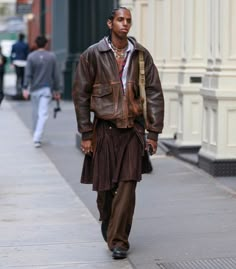 Skirt Layering, Nana Fashion, Leather Jacket Outfit Men, Leather Jacket Brown, Streetwear Fits, Leather Jacket Outfits, Mens Outfit Inspiration, Layered Fashion, Current Trends