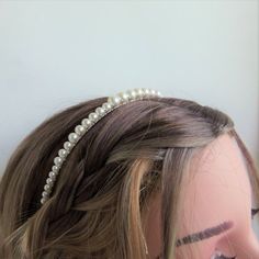 White pearl hair bandThis is a chic and simple pearl hair band, made with luxurious white Swarovski crystal pearls ranging in size from 4mm to 8mm. The pearls are carefully attached to a silver colour band with non-tarnish silver plated wire.The band is approximately 3mm wide, with a circumference of approximately 12cm (4 3/4"), but of course the metal has some bend in it to comfortably fit a range of head sizes. The beaded section covers the centre 22cm (8 3/4") of the band.This simple tiara wo Pearl Hair Band Hairstyles, Diy Pearl Headband, Pearl Headband Hairstyles, Hair Band Hairstyles, Simple Tiara, Pearl Hair Band, Pearl Hair Accessories, Headband Pearl, Pearl Tiara