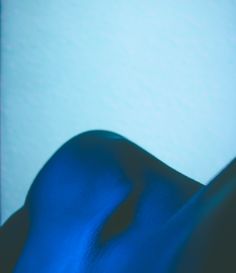 a blue object sitting on top of a table next to a white wall in the background