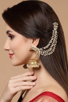 Sahara Jhumka Hairstyle, Ear Chain Hairstyle, Bahubali Earrings Hairstyle, Jhumka With Ear Chain Hairstyle, Hairstyles With Sahara Earrings, Earrings With Chain Indian, White Kundan Jewellery, Brides Earrings Wedding, Earring With Hair Chain