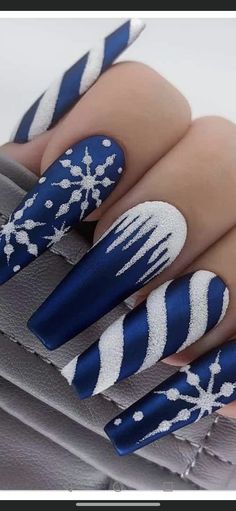 Winter Nails Stilleto Shape, Snow Flake Nails Design Blue, Blue White And Silver Christmas Nails, Blue Christmas Nails 2023, Elegant Christmas Nails Acrylic, Blue And White Holiday Nails, Ice Nails Ideas, Hannukah Nail Ideas, Blue Icy Nails