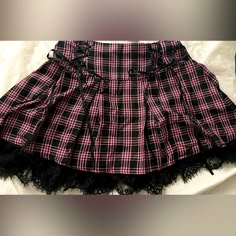 Size Medium Pink And Black Hot Topic Mini Skirt. Never Worn And Tag Still Attached Hot Topic Skirts, Pink Skirt Outfit, Skirts Hot, Pink Skirt Outfits, Pink Mini Skirt, Shein Outfits, Pretty Birthday Cakes, Pink Skirt, Black And Pink