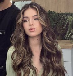 Wedding Event Hairstyles, Hazelnut Hair Color Brown With Highlights, Highlights For Pale Skin Brunette, Rambut Brunette, Hair Curling Tips, Brown Hair Looks, Brown Hair Inspo, Brunette Hair With Highlights, Hairstyles For Layered Hair